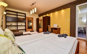 Cappuccino Apartment With Balcony And Free Parking